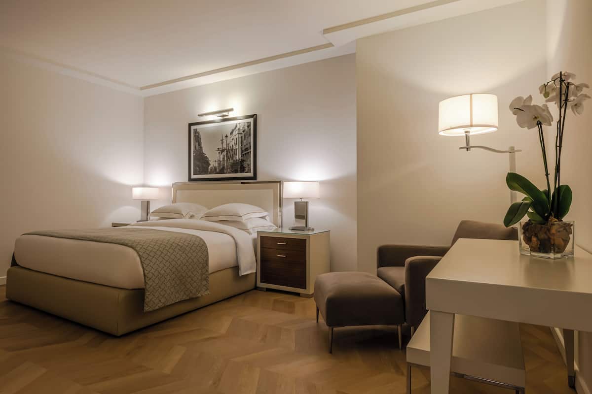 Deluxe Suite, 1 King Bed | 1 bedroom, minibar, in-room safe, desk