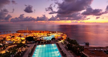 Una piscina techada, 3 piscinas al aire libre