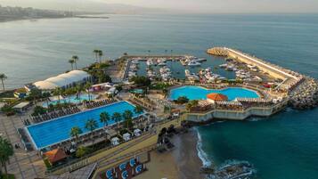 Een binnenzwembad, 3 buitenzwembaden, ligstoelen bij het zwembad