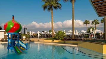Indoor pool, 3 outdoor pools, pool loungers