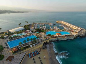 Indoor pool, 3 outdoor pools, pool loungers - Mövenpick Hotel Beirut (Beirut)