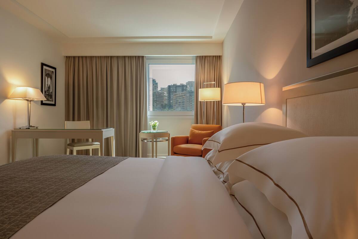 Executive Room, 1 King Bed, City View | 1 bedroom, minibar, in-room safe, desk