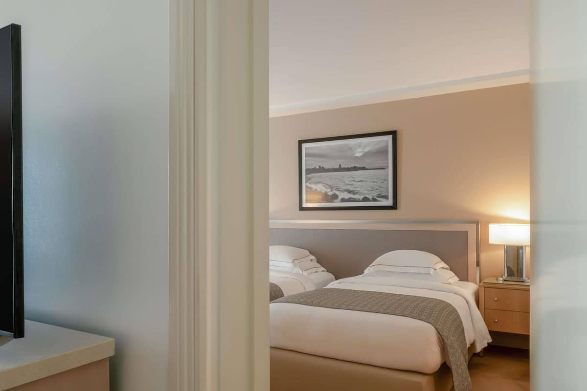 Habitació familiar, 2 llits dobles, habitacions connectades | 1 dormitori, minibar, caixa forta a l'habitació i escriptori