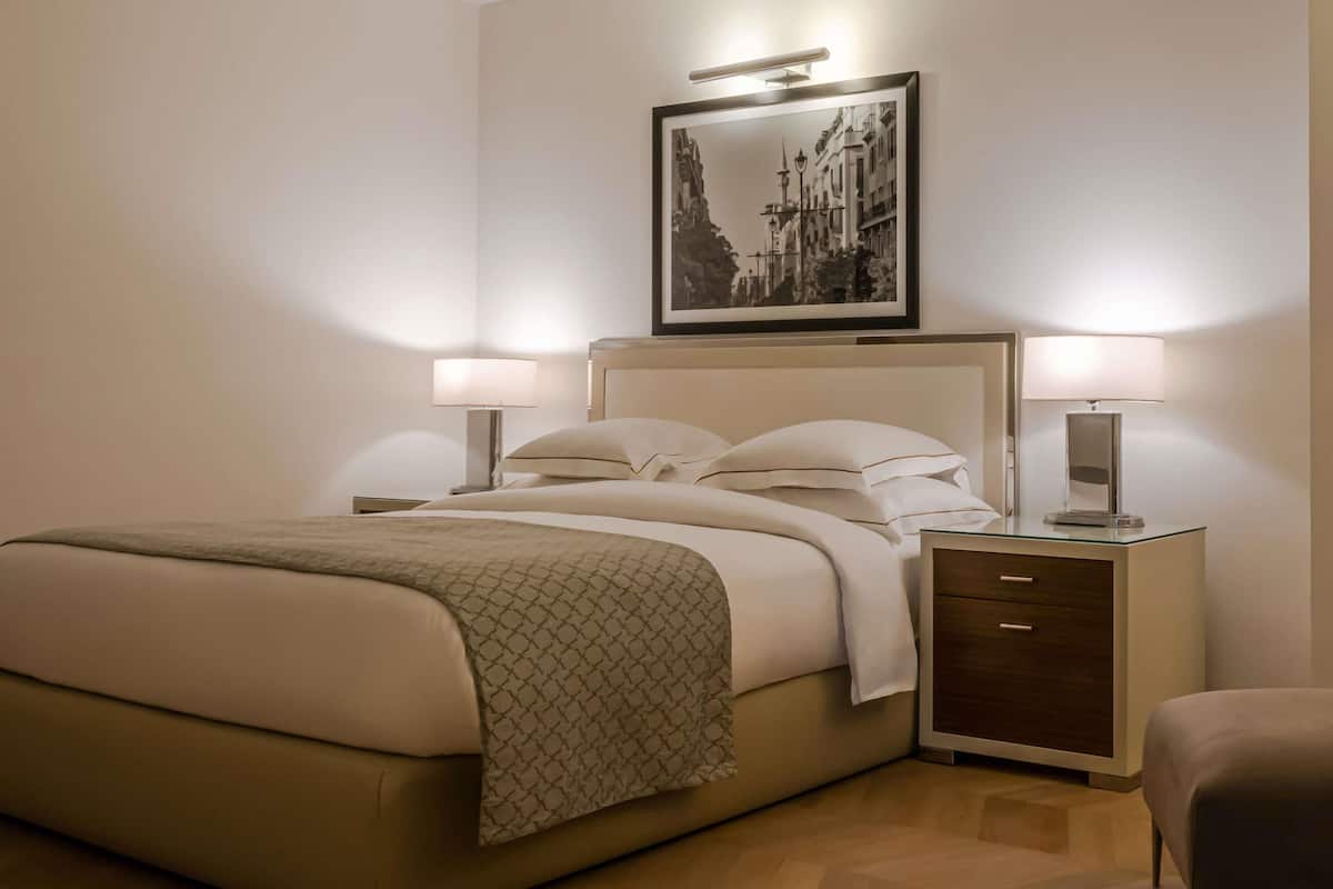 Suíte luxo, 1 cama King | 1 quarto, frigobar, cofres nos quartos, escrivaninha
