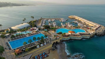 Una piscina cubierta, 3 piscinas al aire libre, tumbonas