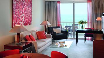 Executive-Suite, Meerblick | Wohnzimmer | Flachbildfernseher