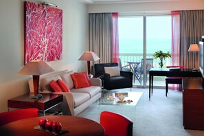 Suíte executiva, vista para o mar | Sala de estar | TV de tela plana