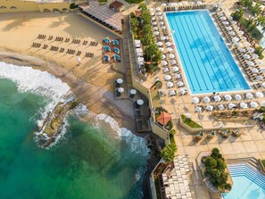 Innendørsbasseng, 3 utendørsbassenger og solsenger