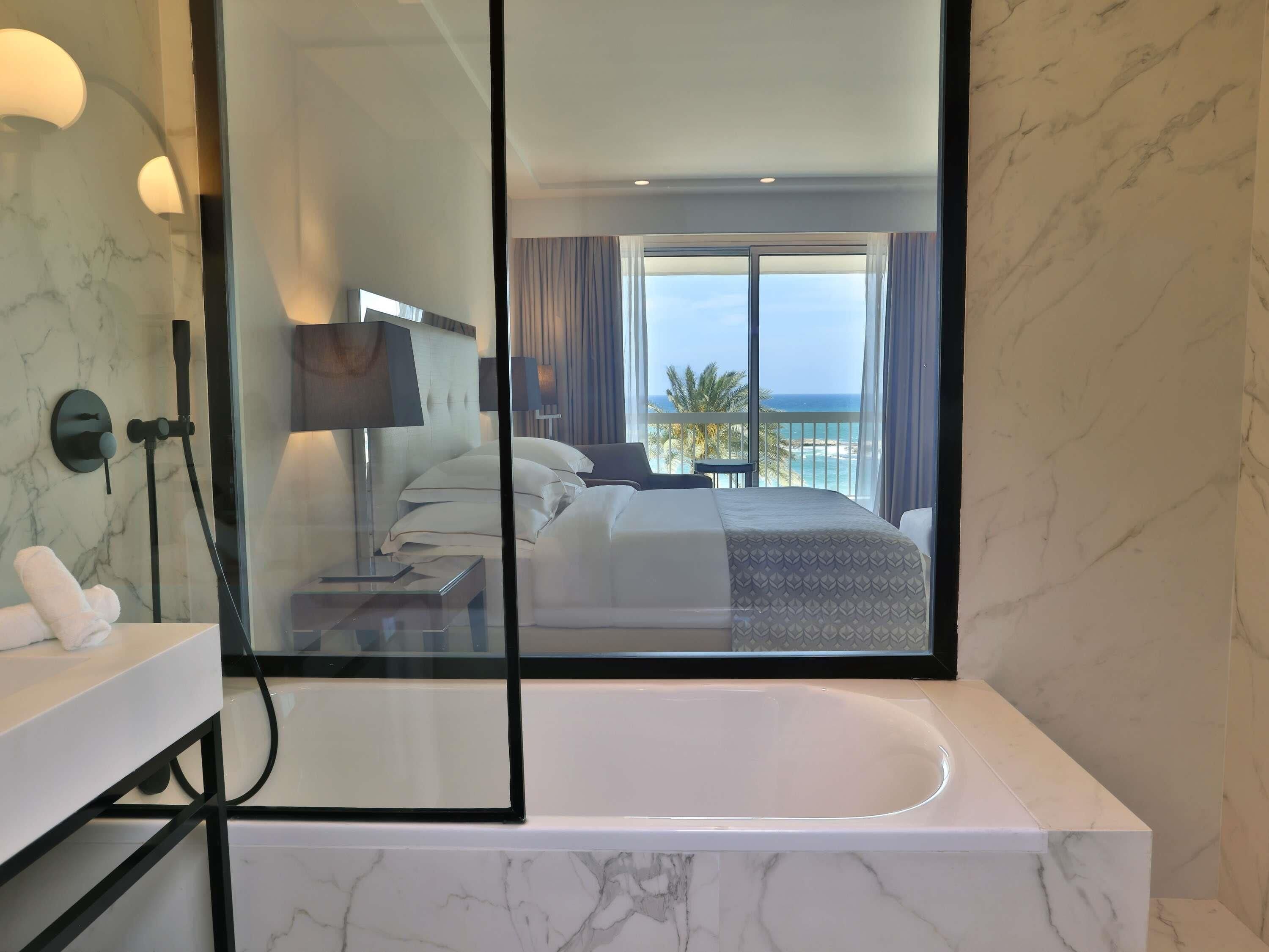 Suite, 1 très grand lit, vue mer (Diplomatic) | 1 chambre, minibar, coffres-forts dans les chambres, bureau