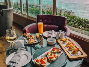 2 restauranter, frokost serveres