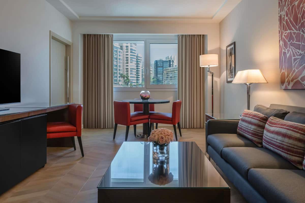 Suite Deluxe, 1 cama King size | 1 habitación, minibar, caja de seguridad en la habitación y escritorio