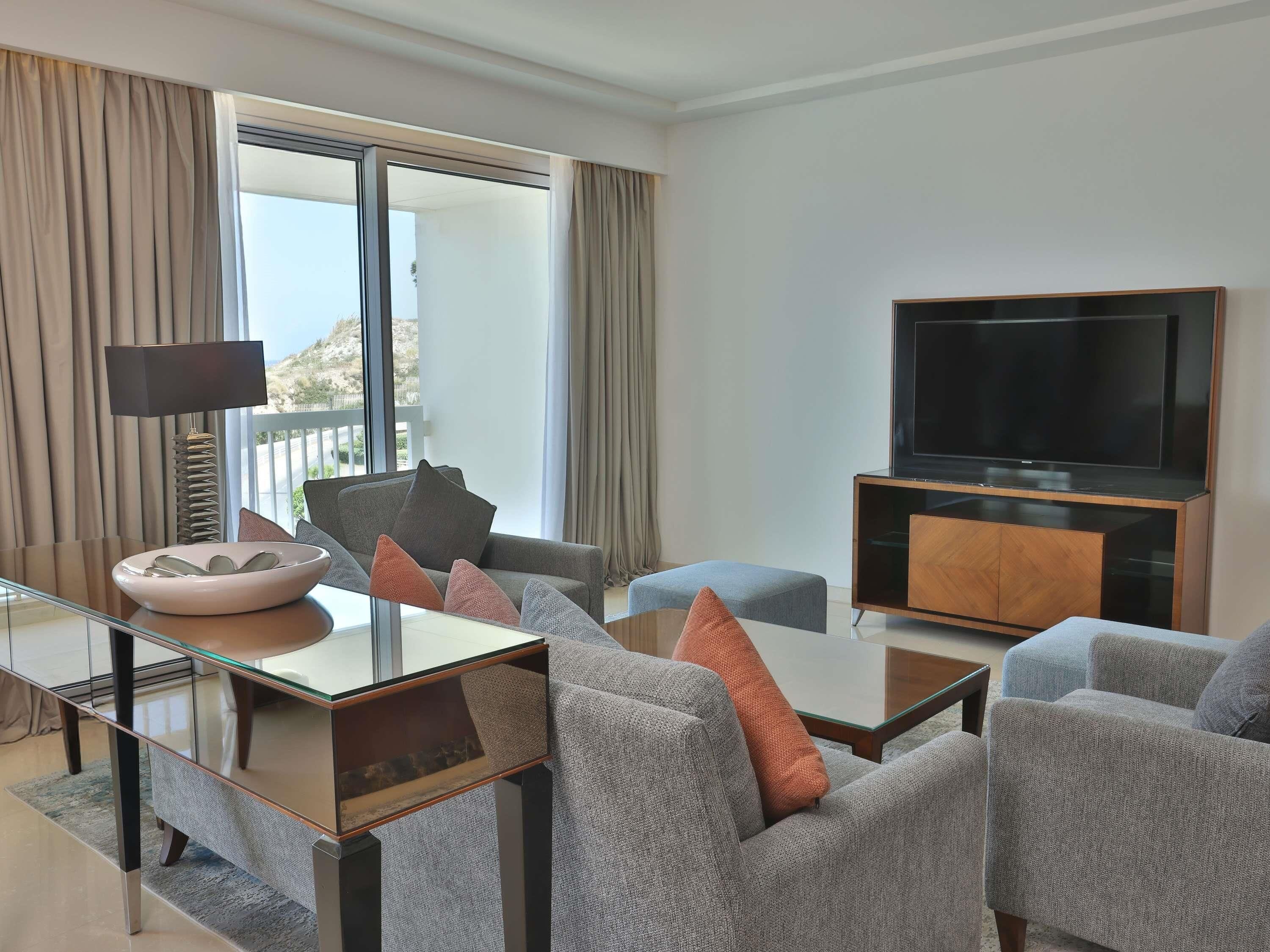 Suite, 1 cama King size, vista al mar (Diplomatic) | 1 habitación, minibar, caja de seguridad en la habitación y escritorio 