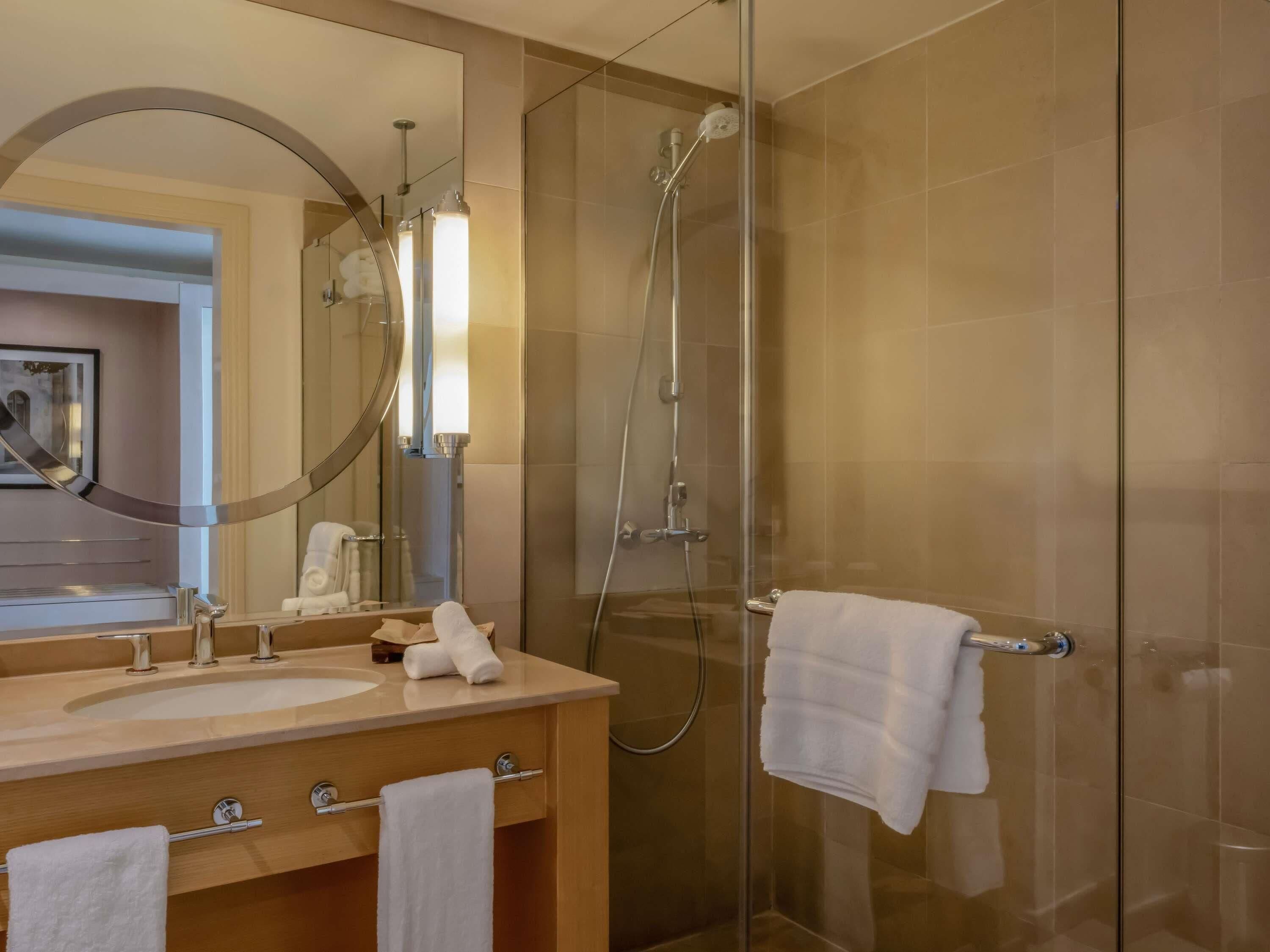 Chambre Classique, 1 très grand lit | 1 chambre, minibar, coffres-forts dans les chambres, bureau