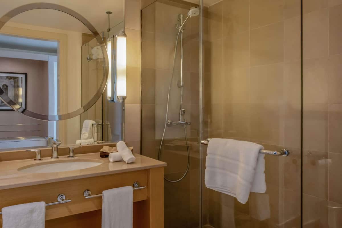 Classic Room, 1 King Bed | 1 bedroom, minibar, in-room safe, desk