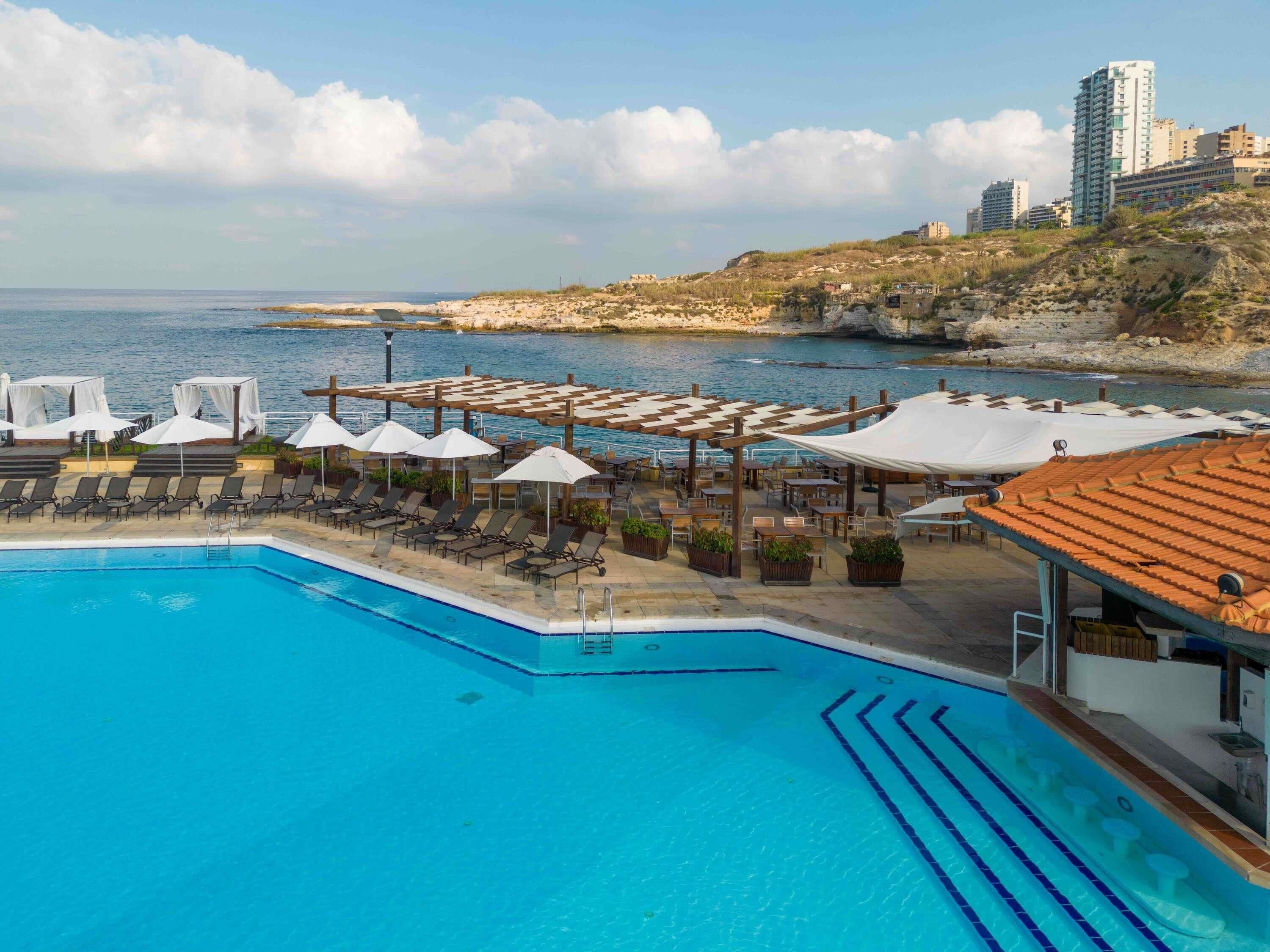 室內泳池、3 個室  外泳池；躺椅