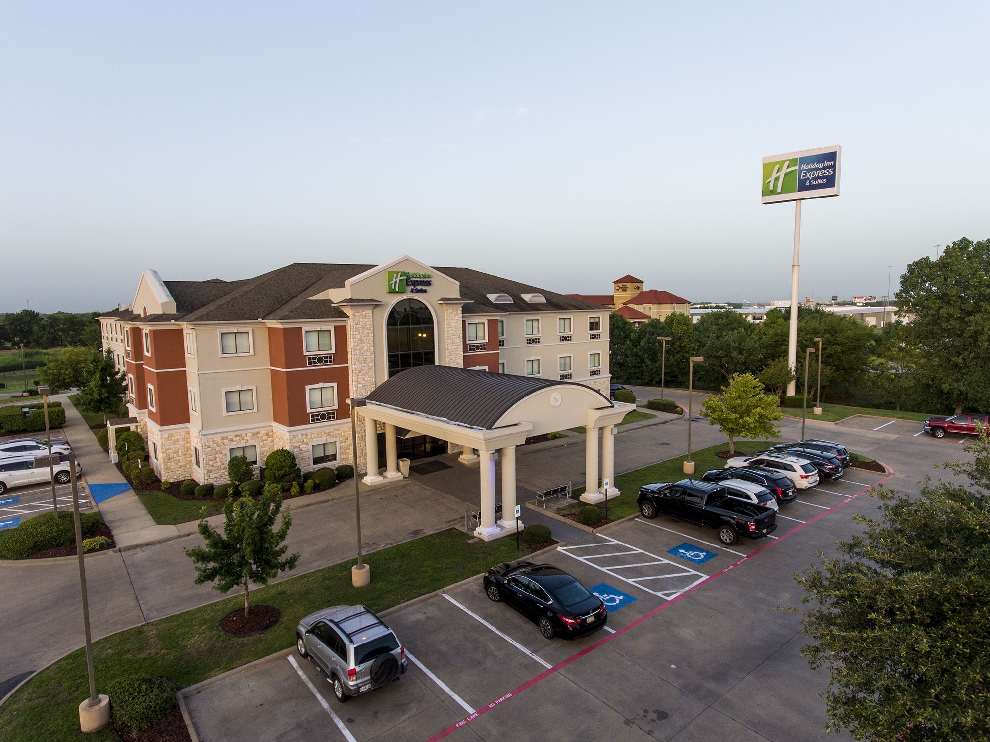 Un hôtel Holiday Inn Express doté d’un parking et d’une entrée abritée.