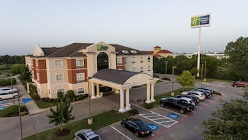 Un hôtel Holiday Inn Express doté d’un parking et d’une entrée abritée.