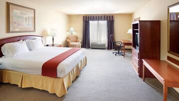 Een bureau, een strijkplank/strijkijzer, gratis babybedden, extra bedden