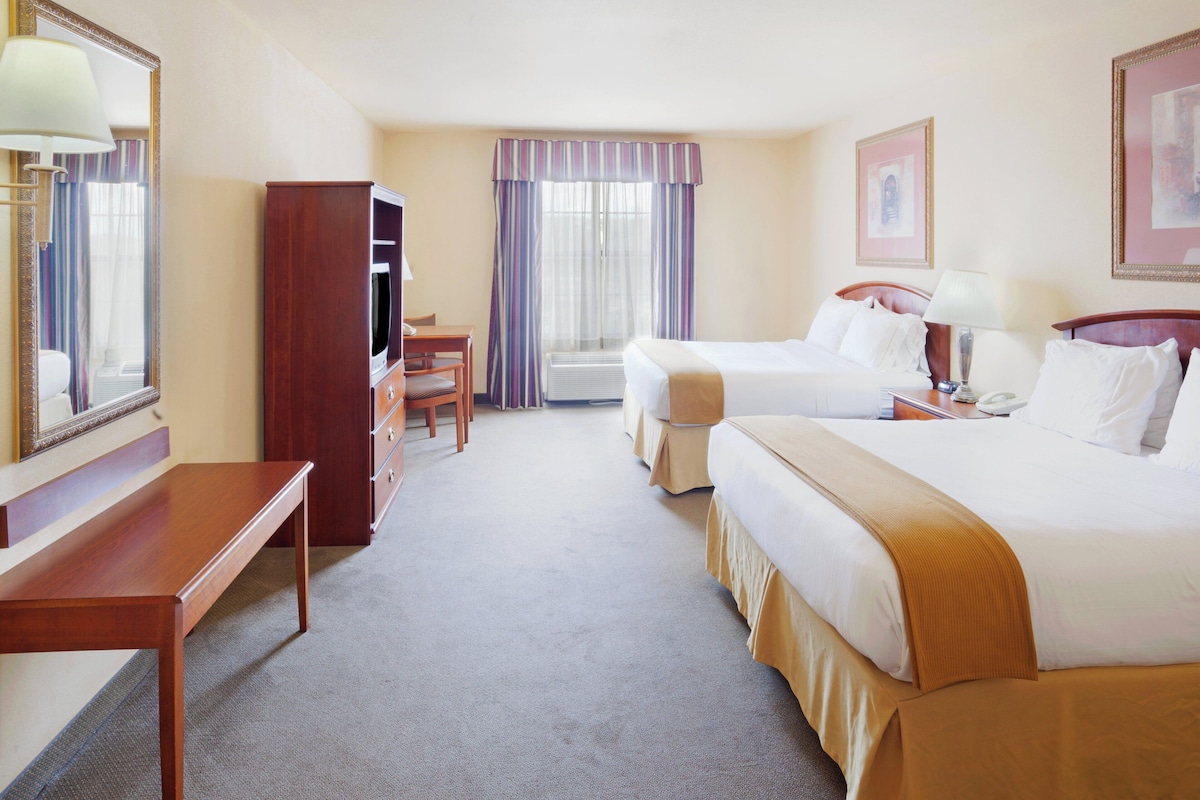 Standard Room, 2 Queen Beds, Accessible (Comm, Tub) | Desk, iron/ironing board, cribs (free), rollaway beds (surcharge)