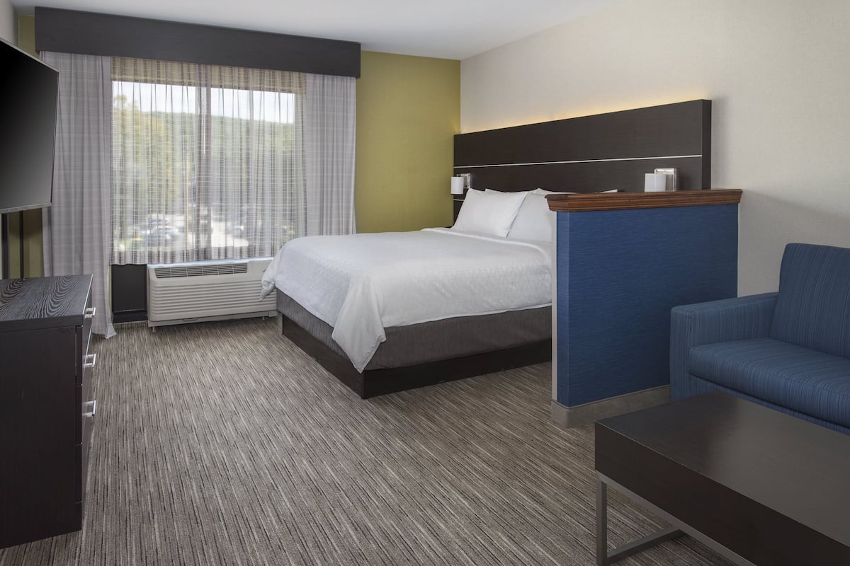 Premium bedding, pillow-top beds, in-room safe, desk