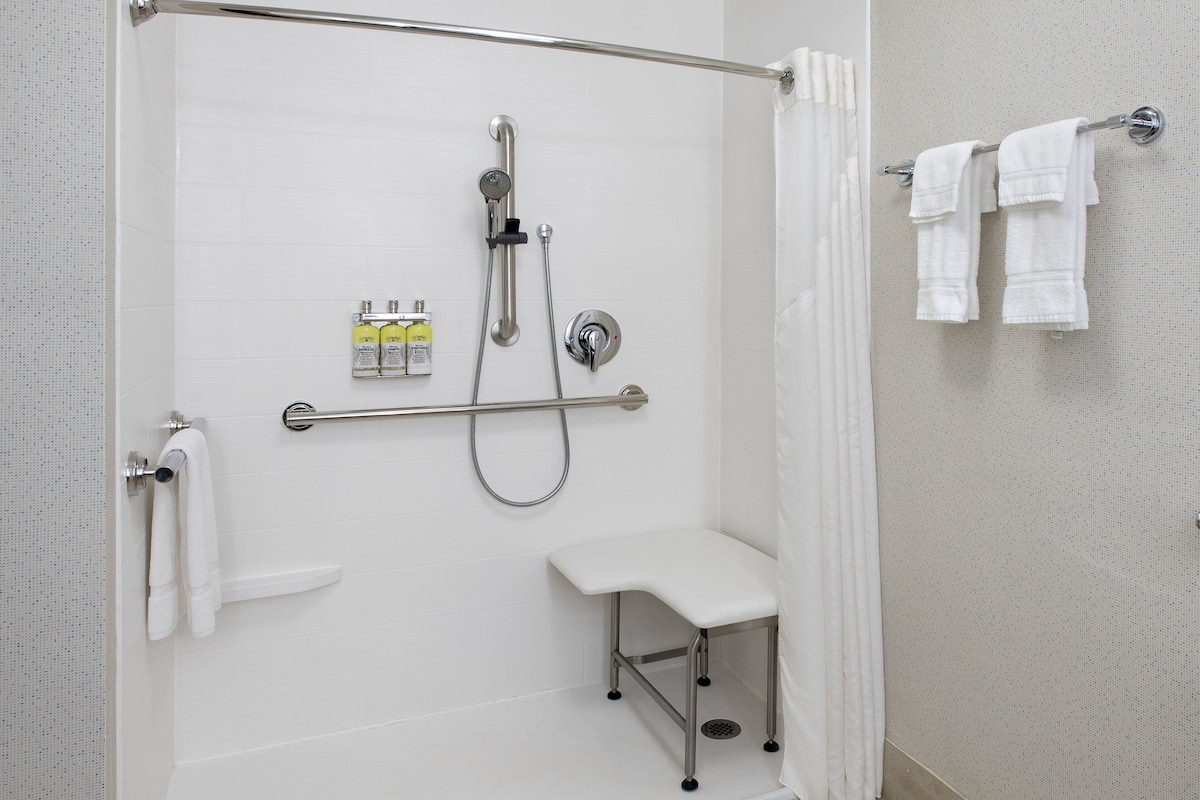 Ilmaiset hygieniatuotteet, hiustenkuivaaja, pyyhkeet, saippua