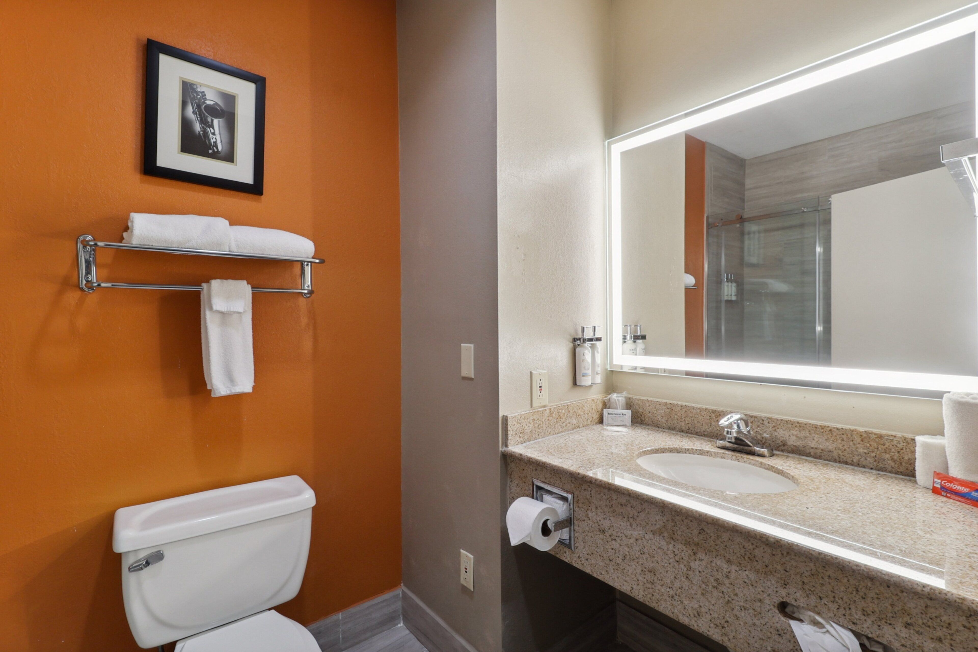 Colchones con pillow-top y caja de seguridad en la habitación 