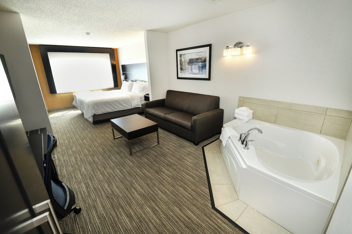Chambre Standard, 1 très grand lit, bain à remous