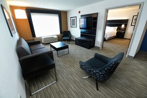 Escritorio, cortinas opacas, tabla de planchar con plancha