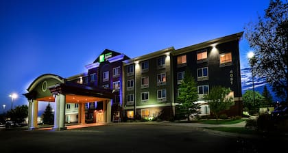 Holiday Inn Express Hotel & Suites Grand Forks by IHG