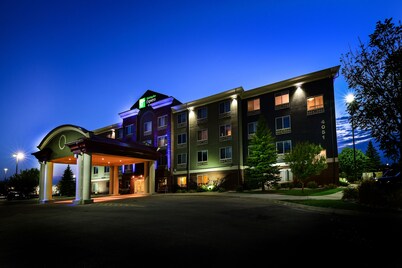 Holiday Inn Express Hotel & Suites Grand Forks by IHG