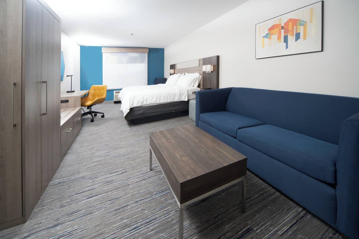 Laptop workspace, blackout curtains, iron/ironing board, free WiFi