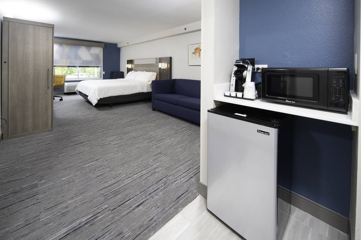 Rom, 1 kingsize-seng med sovesofa, tilgjengelighetstilpasset (Communications, Mobility, Access Tub) | Skrivebord for bærbar PC, blendingsgardiner og strykejern/-brett