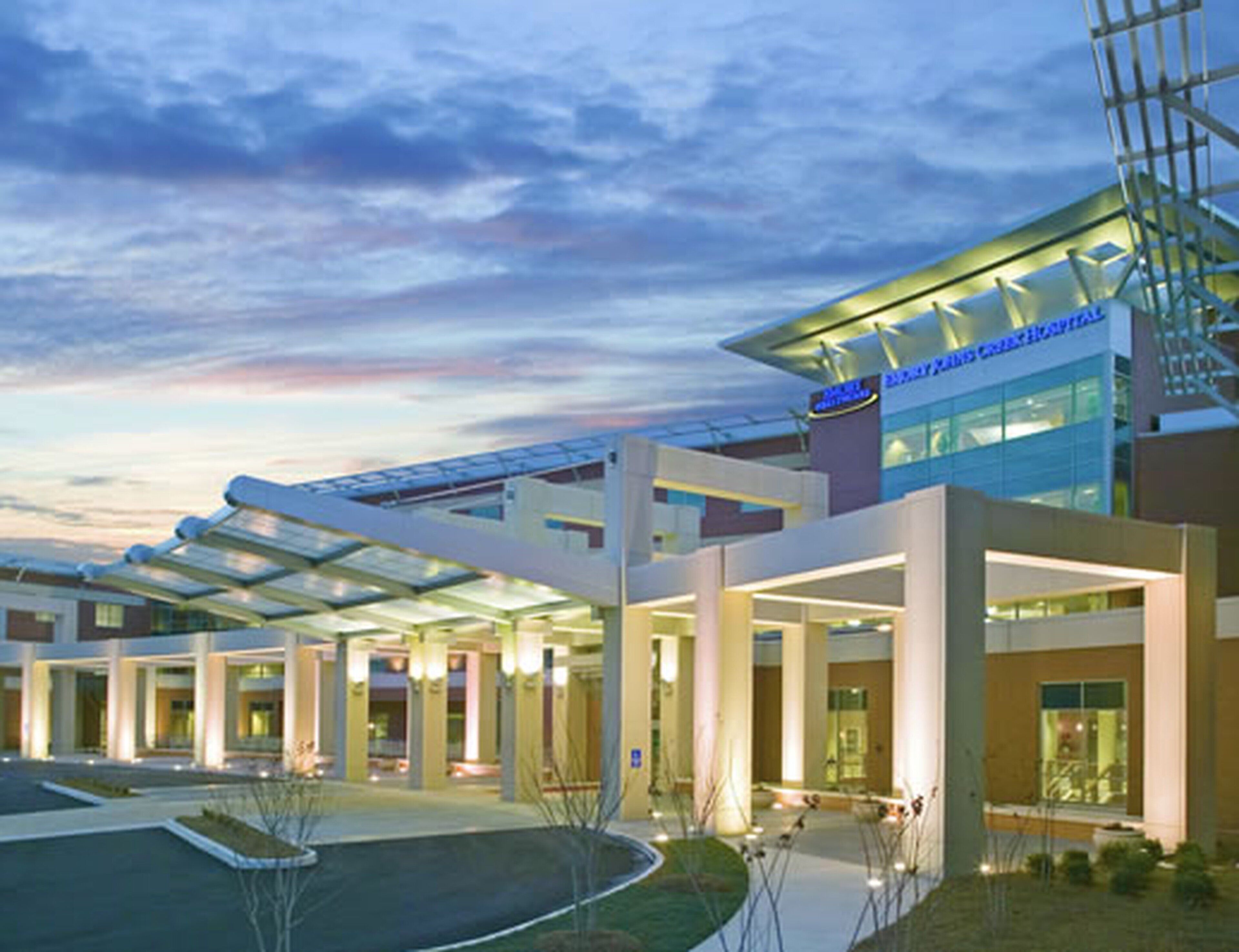 Un hotel moderno con un área exterior techada, ventanas amplias y un letrero que indica que es un hotel Marriott.
