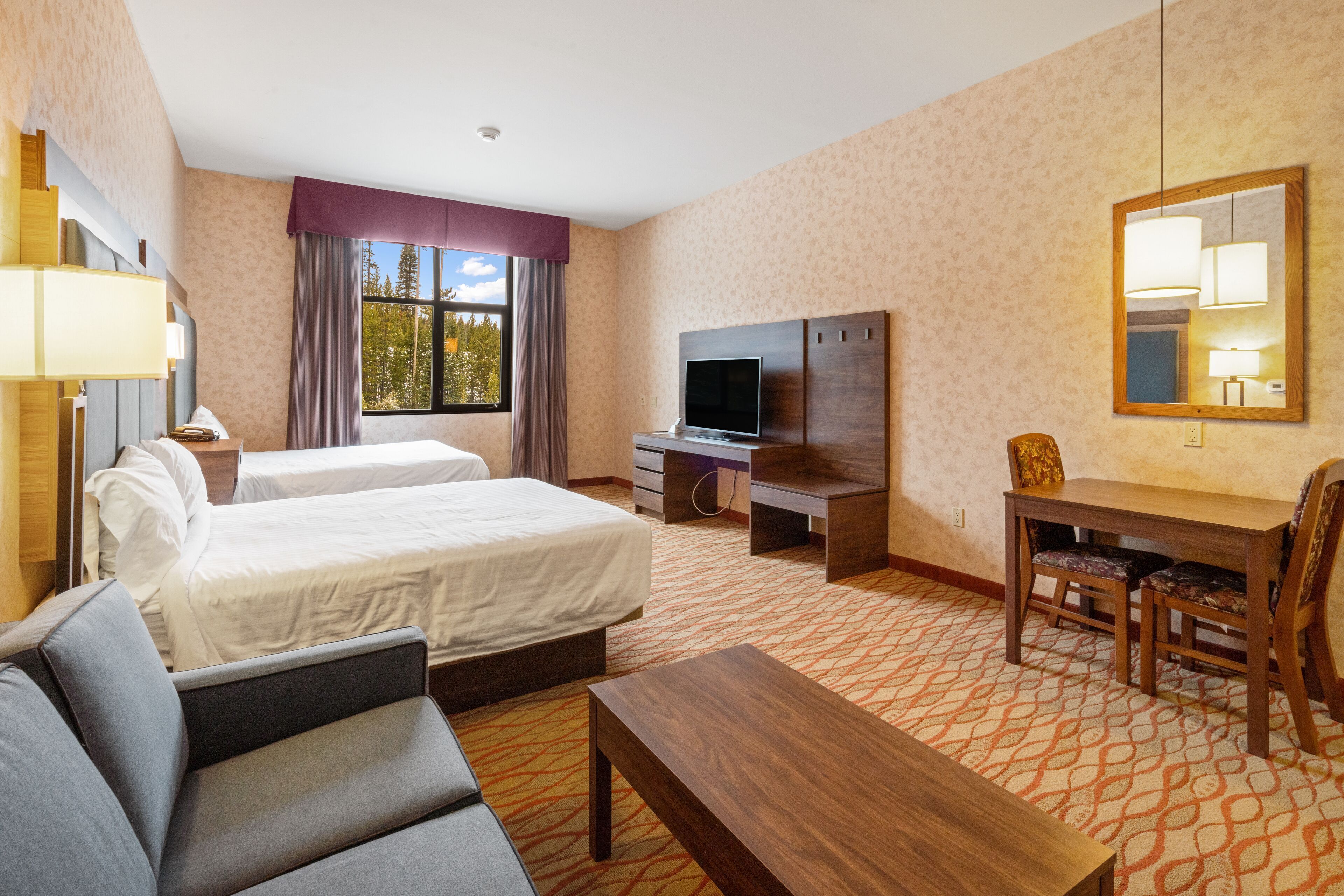 Selimut bulu angsa, meja kerja, dan ruang kerja ramah laptop