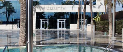 Hồ bơi trong nhà, hồ bơi ngoài trời, dù/ô trên bãi biển/hồ bơi