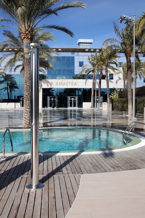 Piscina interna, piscina externa, guarda-sóis, espreguiçadeiras
