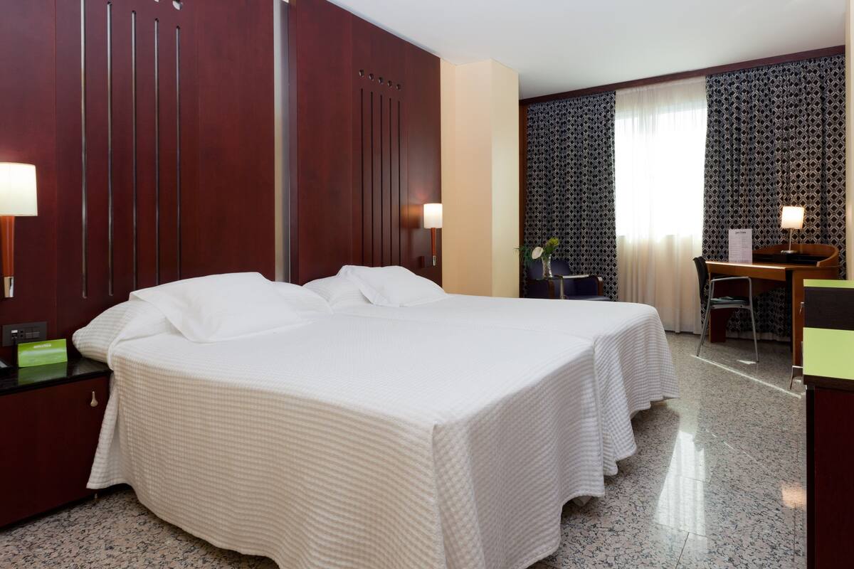 Standard Double or Twin Room | Minibar, in-room safe, desk, soundproofing