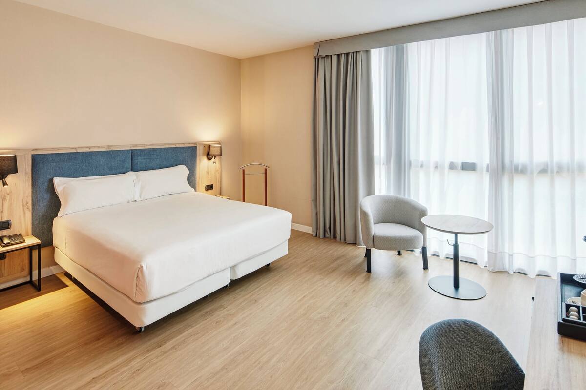 Rom – superior | Minibar, safe på rommet, skrivebord og blendingsgardiner