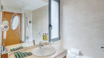 Bañera, artículos de tocador gratuitos, secador de pelo, bidet