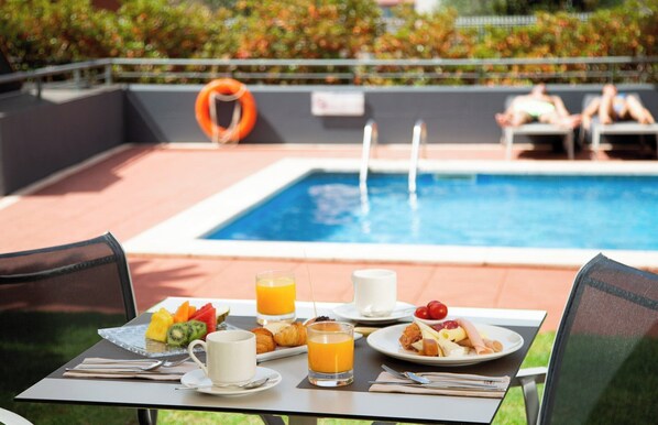 Buffet breakfast on weekdays (EUR 15 per person)