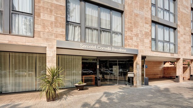 A hotel entrance with a sign reading "Sercotel Cornella Barcelona". - Sercotel Cornella Barcelona (Cornella de Llobregat)