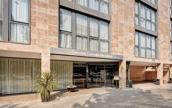 Entrada de un hotel con un cartel que dice "Sercotel Cornella Barcelona".
