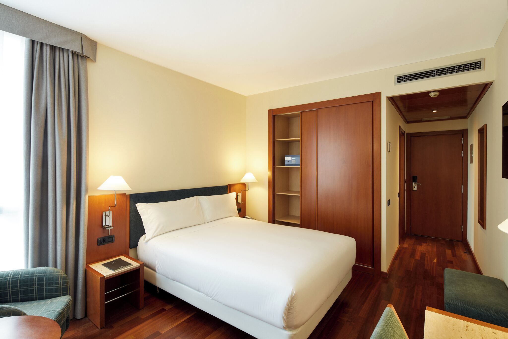 Minibar, caja fuerte, escritorio y cortinas opacas