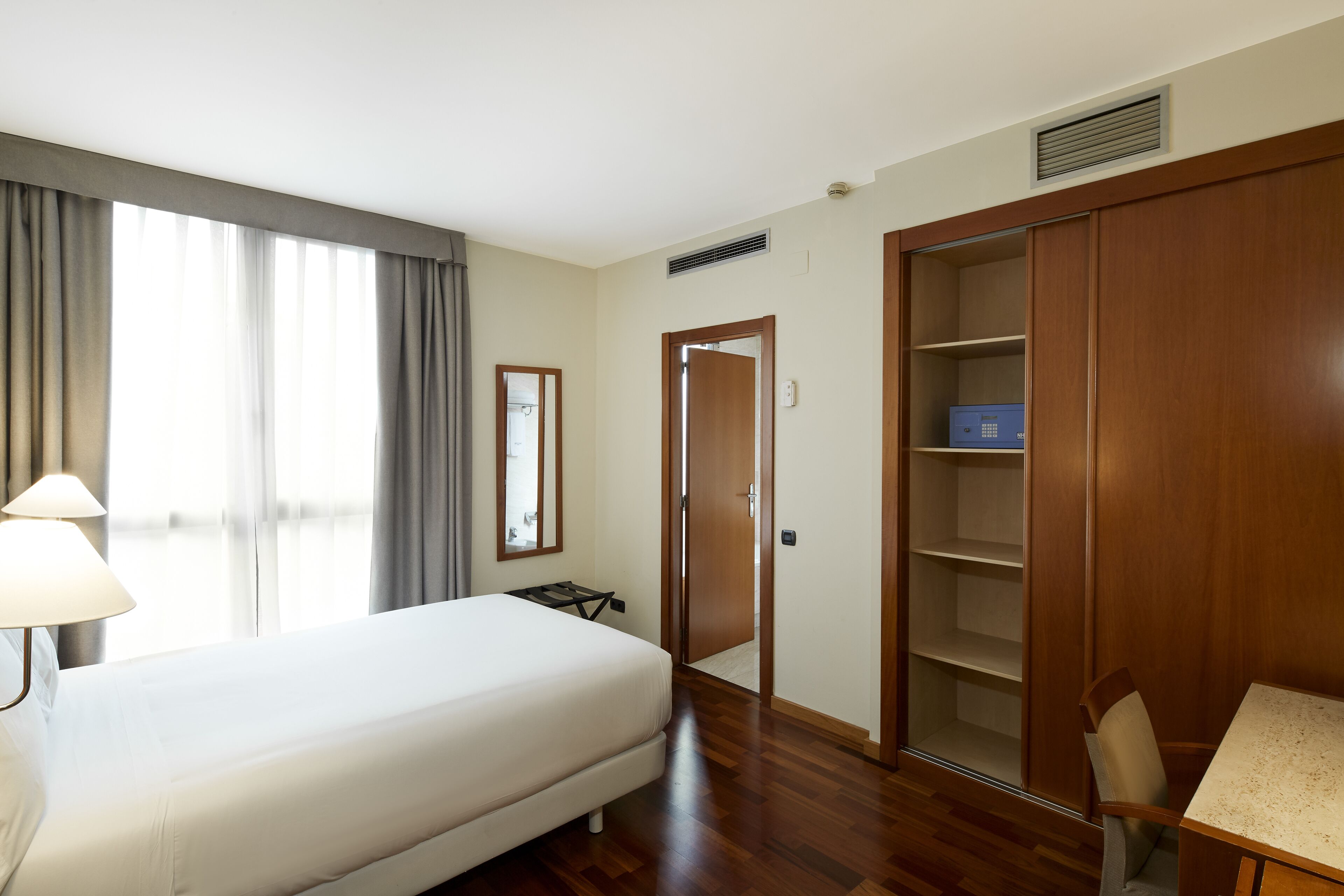 Minibar, caja fuerte, escritorio y cortinas opacas