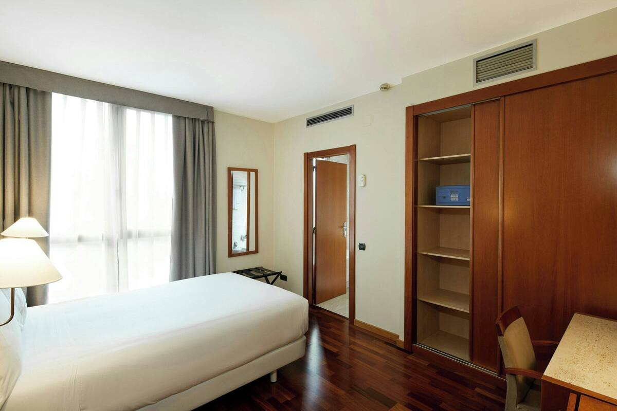 Habitació doble clàssica | Minibar, caixa forta a l'habitació, escriptori i cortines opaques 