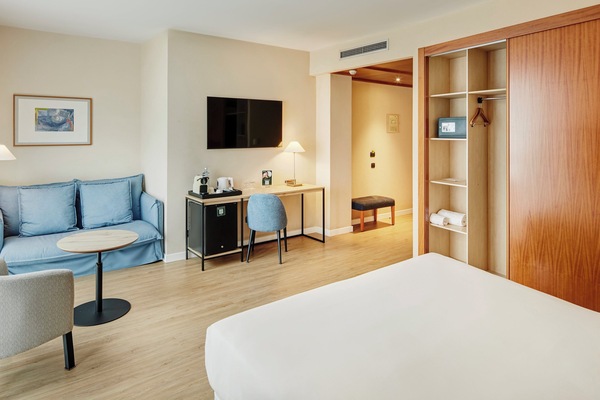Een minibar, een kluis op de kamer, een bureau, verduisterende gordijnen