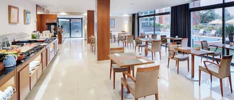 Petit déjeuner buffet servi en supplément en semaine