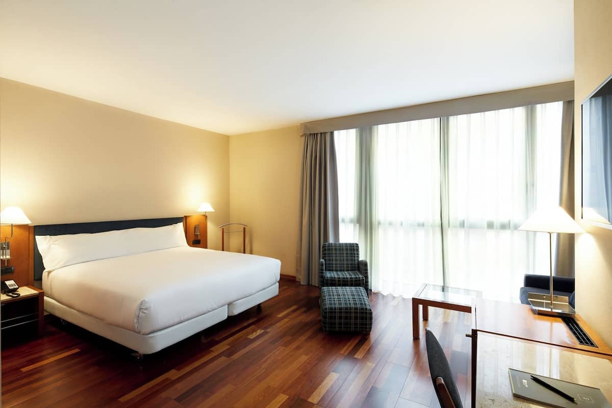 Classic Double Room | Minibar, in-room safe, individually furnished, desk