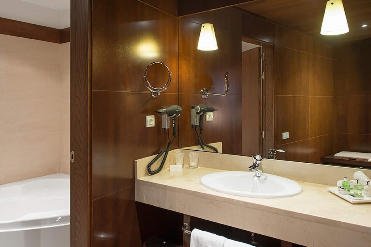 eco-friendly toiletries, hair dryer, towels