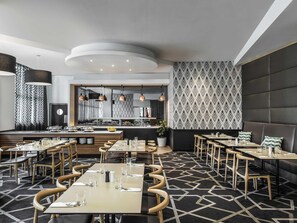 Se ofrece un desayuno bufé todos los días (26 AUD por persona)